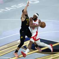 Stephen Curry bruises right quadriceps in Warriors' loss, will have MRI exam