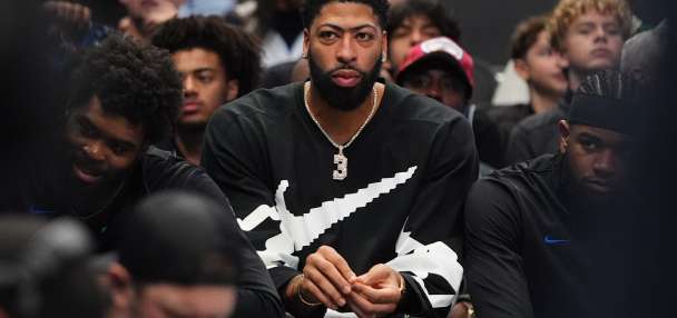 Mavs' Anthony Davis gets cheers and another loss in his return to LA after a 14-game injury absence