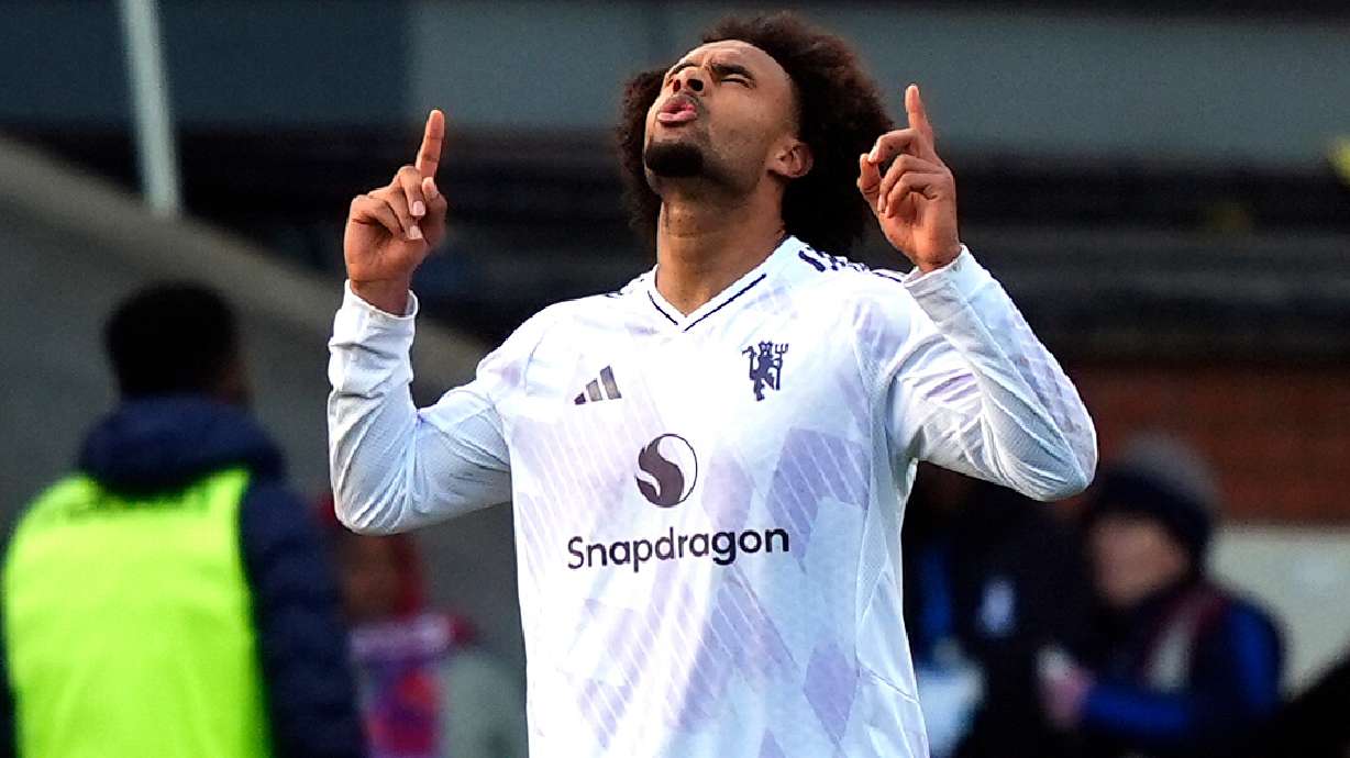 Manchester United's Joshua Zirkzee celebrates scoring during the English Premier League soccer match between Crystal Palace and Manchester United in London, Sunday Nov. 30, 2025.