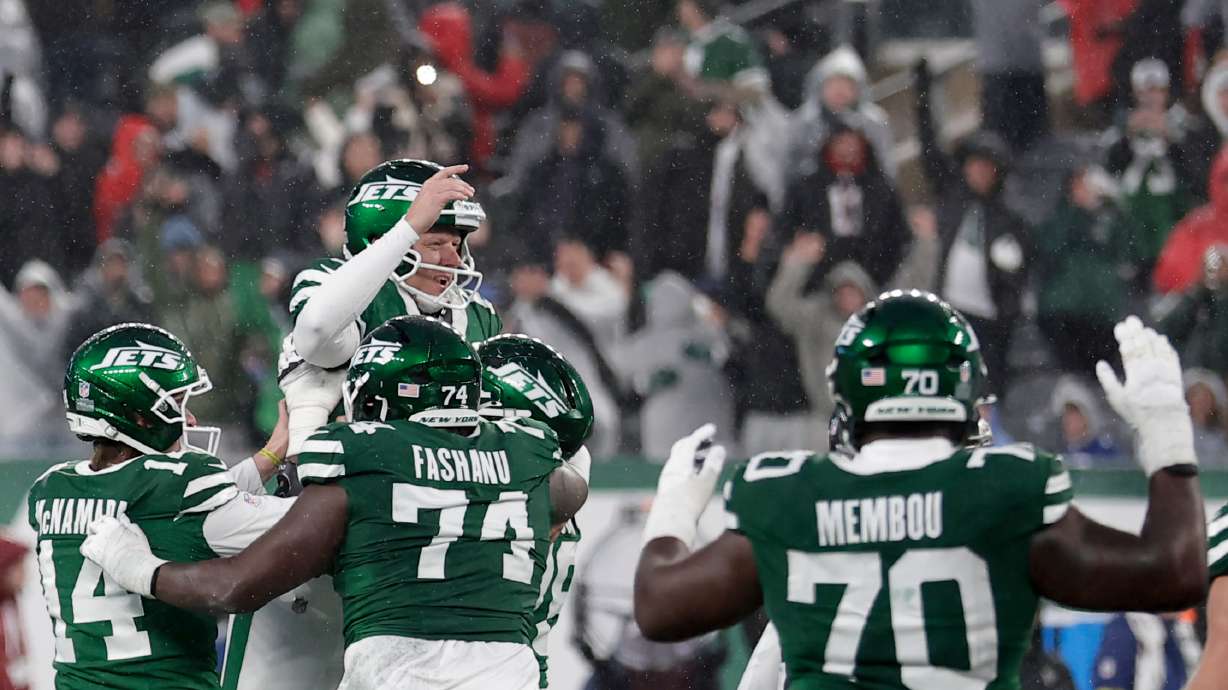 New York Jets place kicker Nick Folk (6) celebrates with teammates after he kicked the game-winning field goal against the Atlanta Falcons during the second half of an NFL football game, Sunday, Nov. 30, 2025, in East Rutherford, N.J.