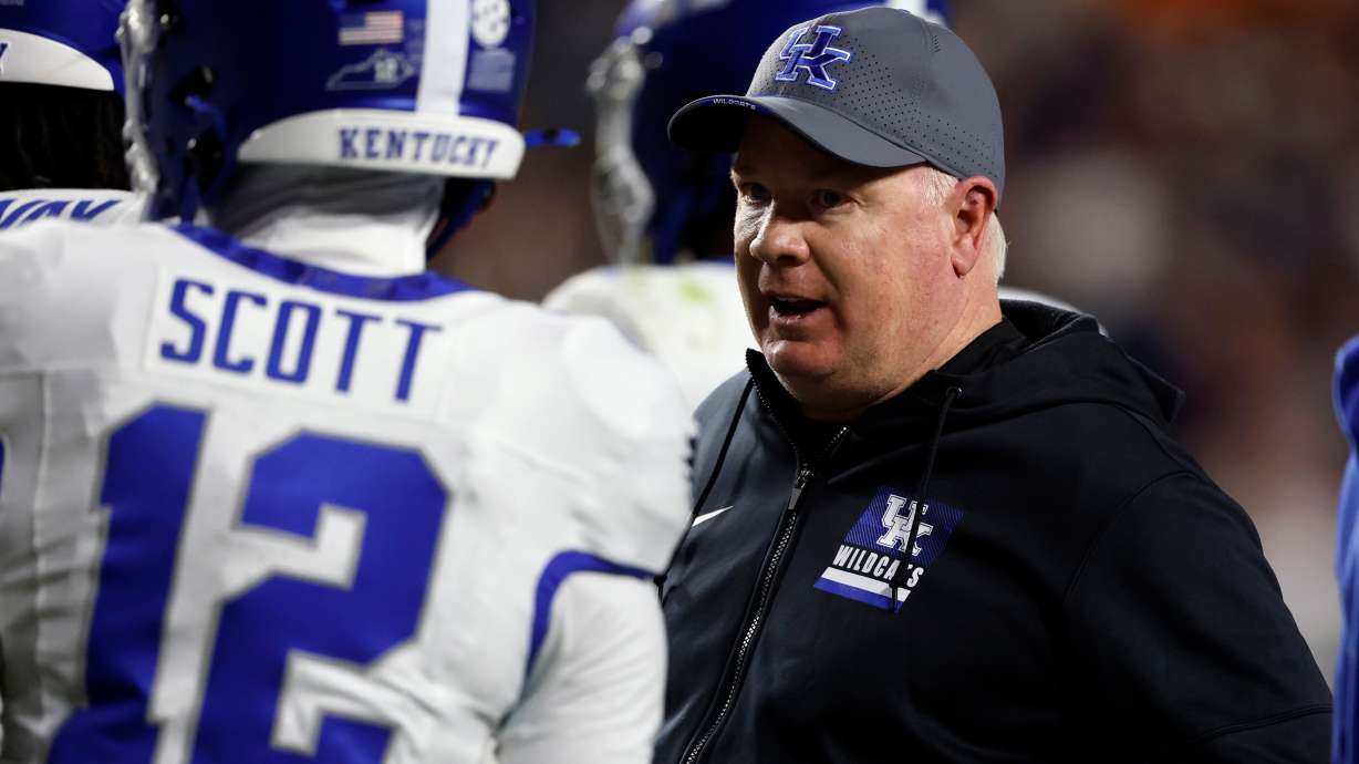 Kentucky head coach Mark Stoops talks with players during a timeout in the first half of an NCAA college football game against Auburn, Saturday, Nov. 1, 2025, in Auburn, Ala.