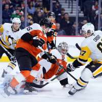 Sidney Crosby nears Mario Lemieux's Penguins points record with 2 goals against Flyers
