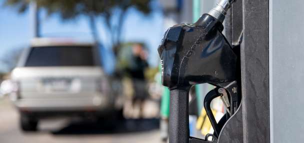 Major milestone: US gas prices drop below $3 a gallon for first time since May 2021