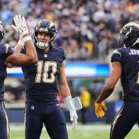 Chargers QB Justin Herbert has surgery on non-throwing hand, playing status to be determined