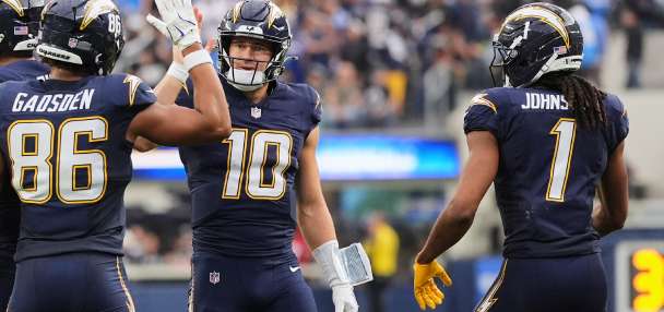 Chargers QB Justin Herbert has surgery on non-throwing hand, playing status to be determined