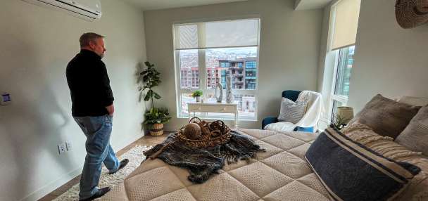 Top Business & Tech story anchor