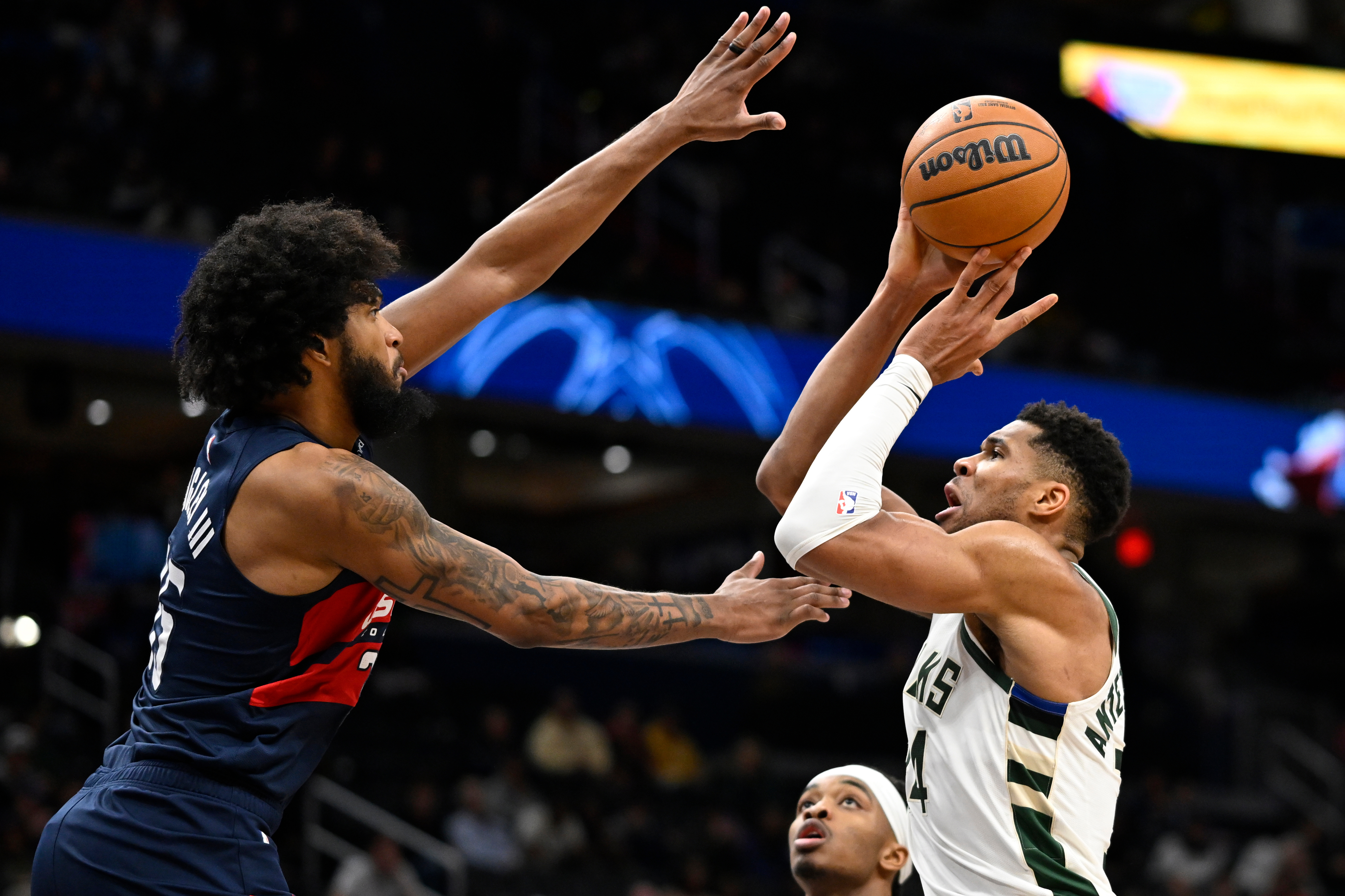 Antetokounmpo undergoes MRI after leaving Bucks' game with Pistons due to right calf strain