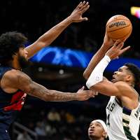 Antetokounmpo undergoes MRI after leaving Bucks' game with Pistons due to right calf strain