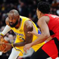 LeBron James' 1,297-game double-digit scoring streak ends but he gets winning assist vs. Raptors