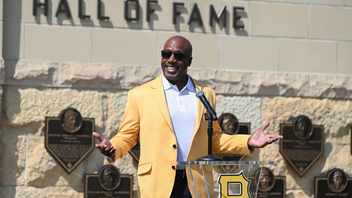 FILE - Former Pittsburgh Pirates outfielder Barry Bonds acknowledges the crowd during a ceremony for players that are part of the team's 2024 Hall of Fame class before a baseball game against the Cincinnati Reds in Pittsburgh, Aug. 24, 2024.