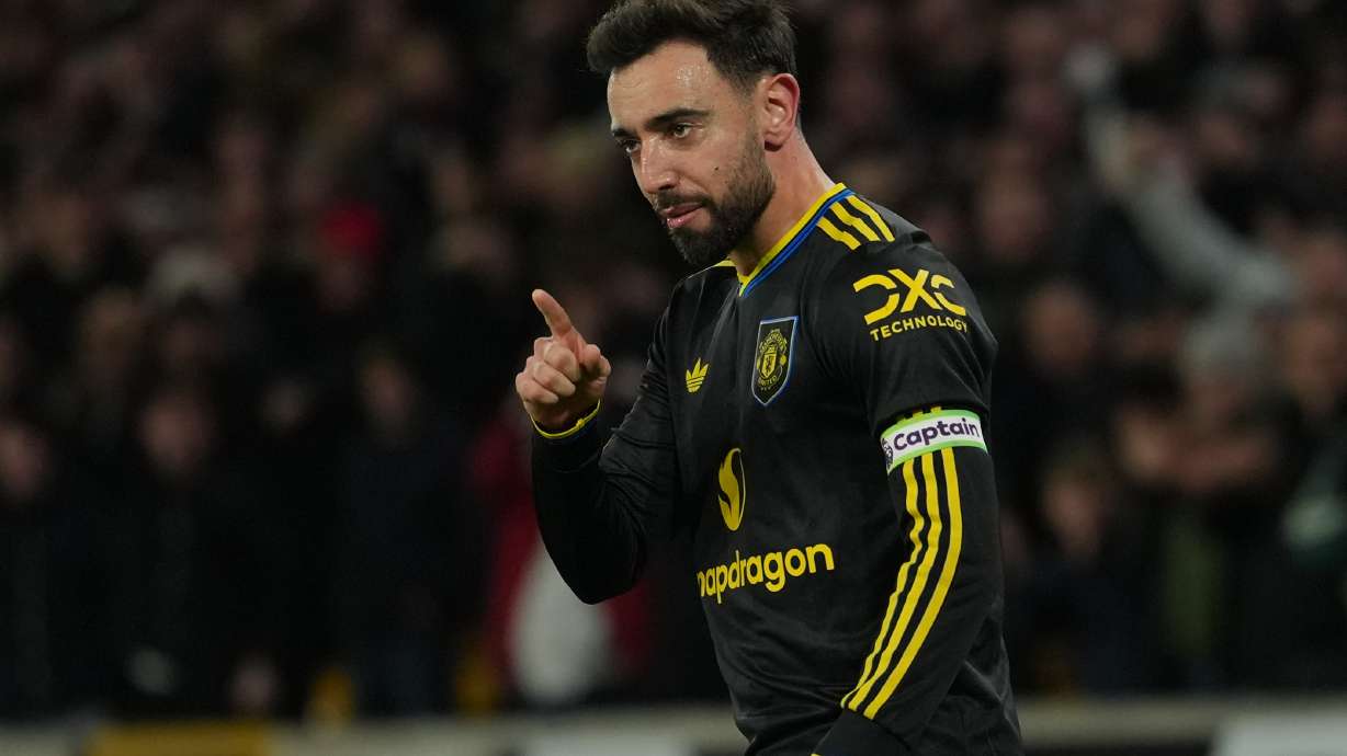 Manchester United's Bruno Fernandes celebrates after scoring during the Premier League soccer match between Wolverhampton Wandere and Manchester United in Wolverhampton, England Monday, Dec. 8, 2025.