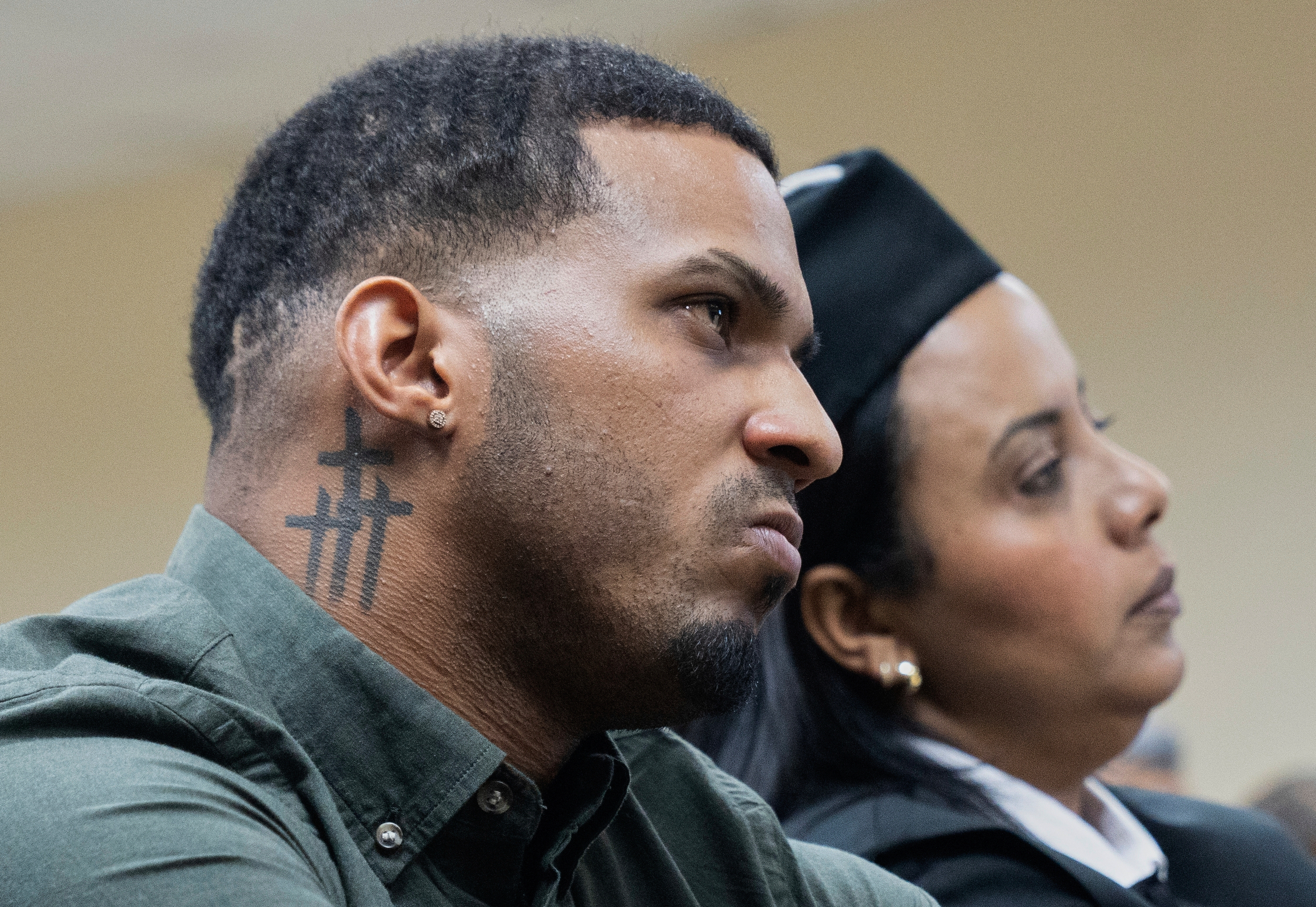 ARCHIVO - Wander Franco, torpedero de los Rays de Tampa Bay, escucha su sentencia en su juicio por acusaciones de abuso sexual a una menor de edad, en Puerto Plata, República Dominicana, el 26 de junio de 2025. 