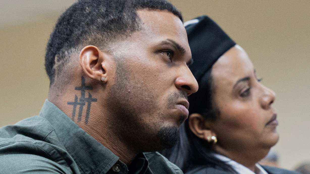 ARCHIVO - Wander Franco, torpedero de los Rays de Tampa Bay, escucha su sentencia en su juicio por acusaciones de abuso sexual a una menor de edad, en Puerto Plata, República Dominicana, el 26 de junio de 2025.