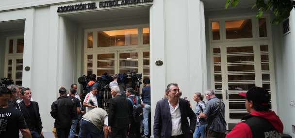 Police raid Argentine soccer clubs and AFA as part of investigation into alleged money laundering