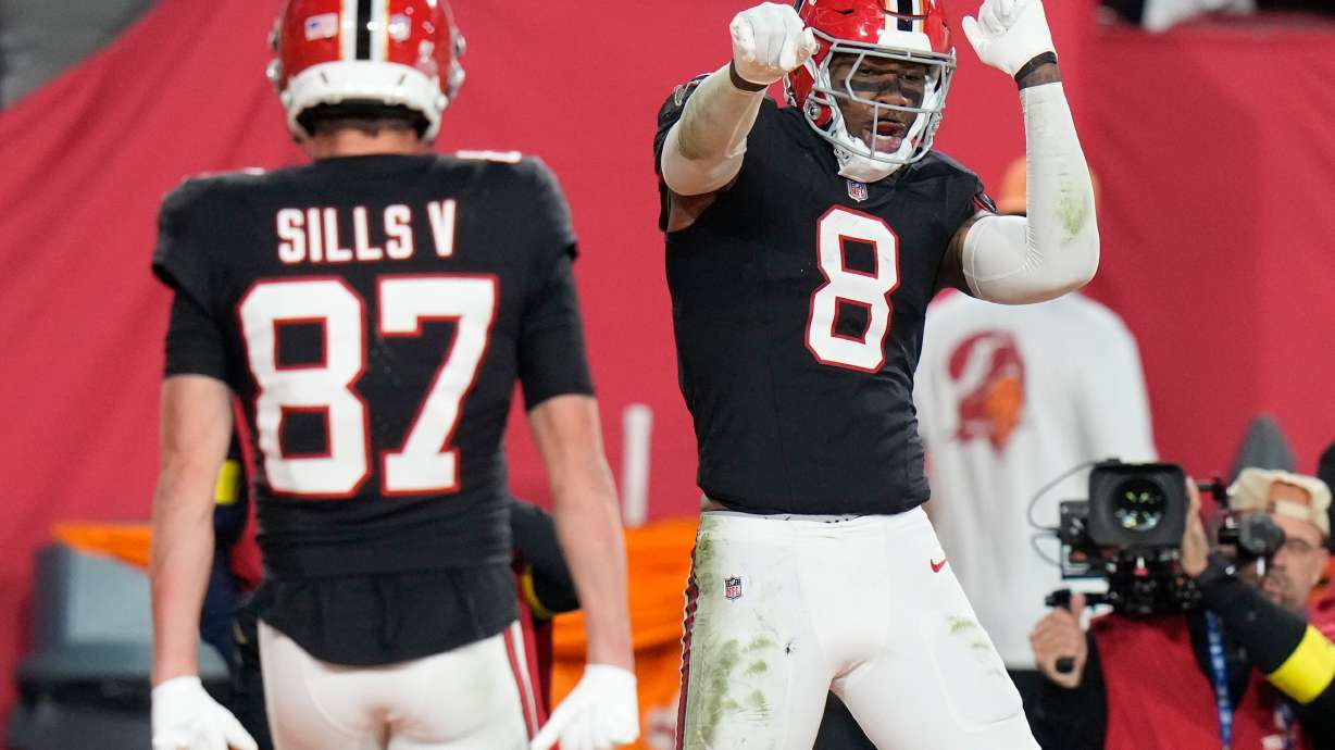 Atlanta Falcons tight end Kyle Pitts Sr. (8) celebrates his touchdown against the Tampa Bay Buccaneers during the first half of an NFL football game, Thursday, Dec. 11, 2025, in Tampa, Fla.