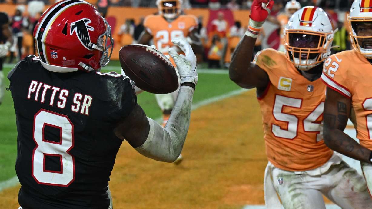 Atlanta Falcons tight end Kyle Pitts Sr. (8) makes a touchdown catch against the Tampa Bay Buccaneers during the second half of an NFL football game, Thursday, Dec. 11, 2025, in Tampa, Fla.