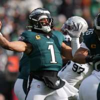 Jalen Hurts rebounds with 3 TD passes as Eagles snap losing streak in 31-0 rout of Raiders