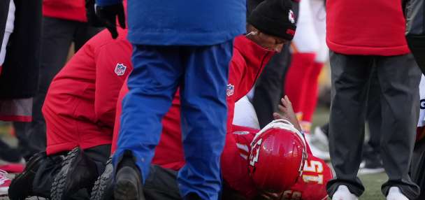 Patrick Mahomes injures left knee in Chiefs' dramatic loss to Chargers