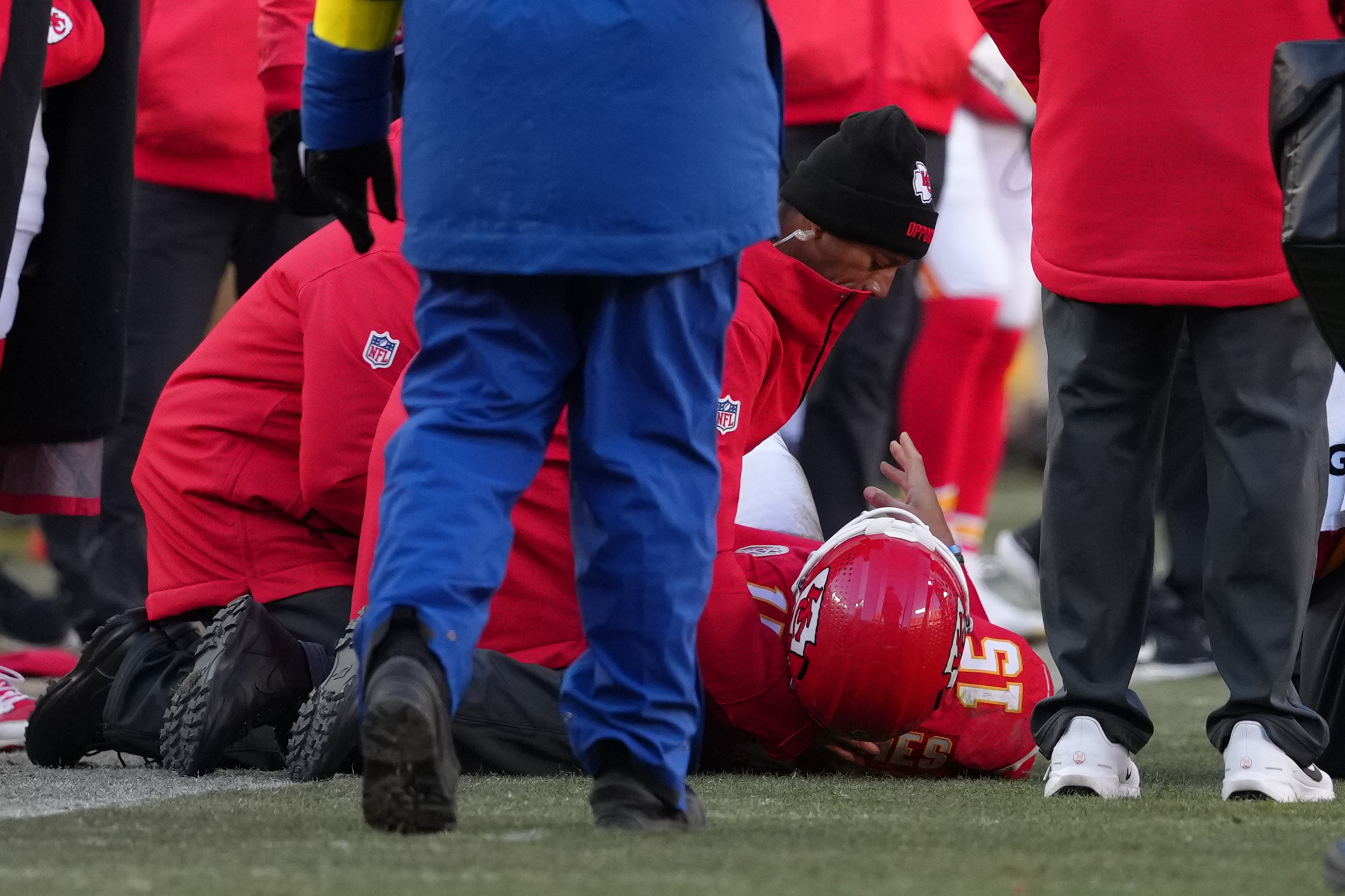 Mahomes injured late as Chargers eliminate Chiefs from playoff contention with 16-13 victory