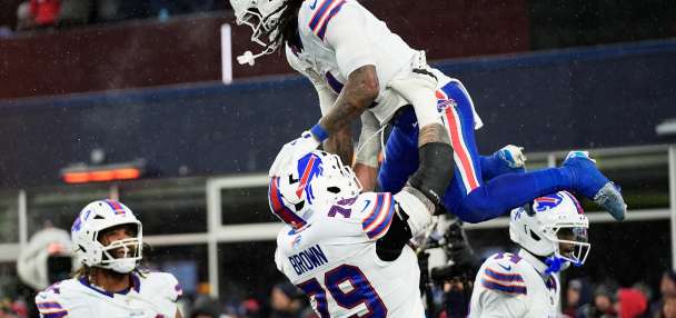Bills rally from 21-point deficit to beat Patriots 35-31, stay alive in AFC East race