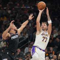 LeBron James hits 2 late free throws, Lakers beat Suns 116-114 after blowing 20-point lead