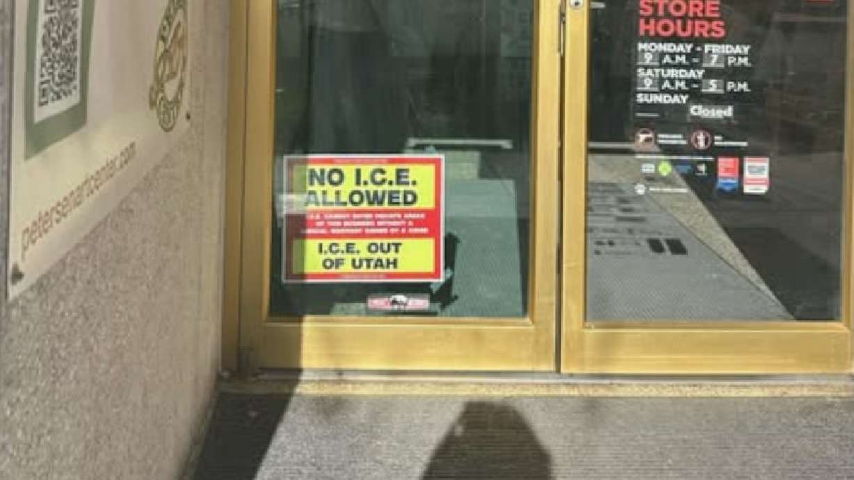 A sign at a Salt Lake business on Saturday. Comunidades Unidas is spearheading a sign-distribution effort to oppose the Immigration and Customs Enforcement crackdown on illegal immigration.