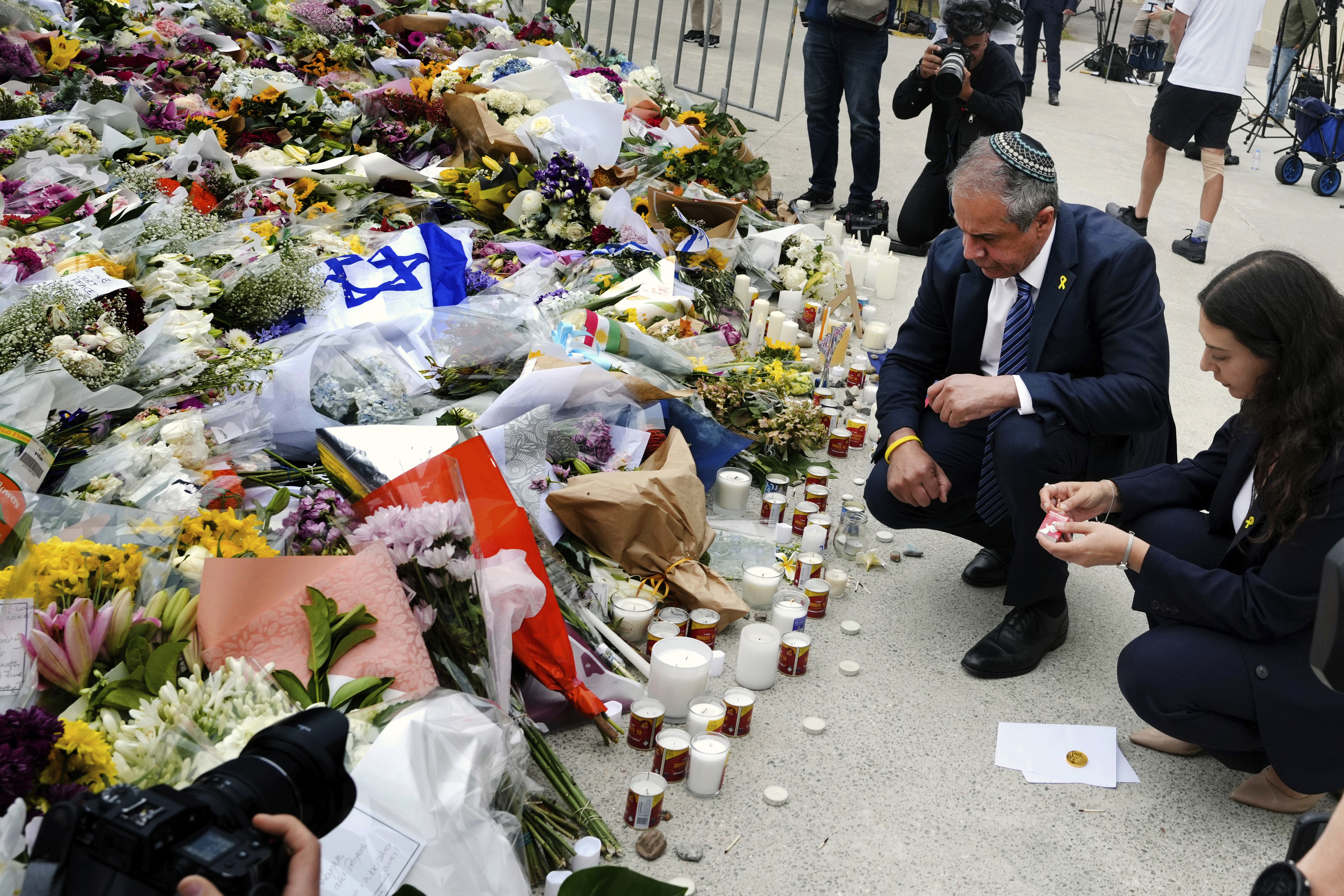 England and Australia players to wear black armbands in Ashes tribute to Bondi shooting victims