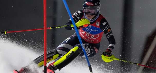 Mikaela Shiffrin leads 1st run of night slalom as rivals falter under the lights