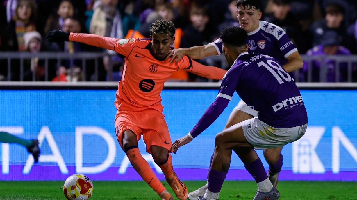 Barcelona's Lamine Yamal, duels for the balls with Guadalajara's Julio Martinez during the Copa del Rey soccer match between Guadalajara and Barcelona in Guadalajara, Spain, Tuesday, Dec. 16, 2025.