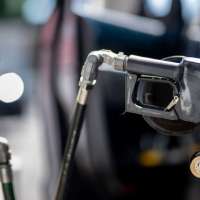 National average gas prices drop to December 2020 levels, AAA says