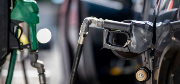 National average gas prices drop to December 2020 levels, AAA says