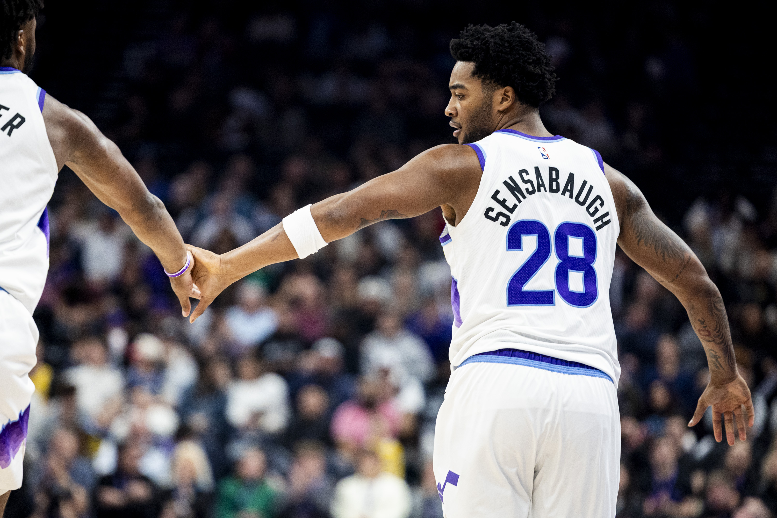 Leonard takes over late as Clippers defeat shorthanded Jazz 118-101