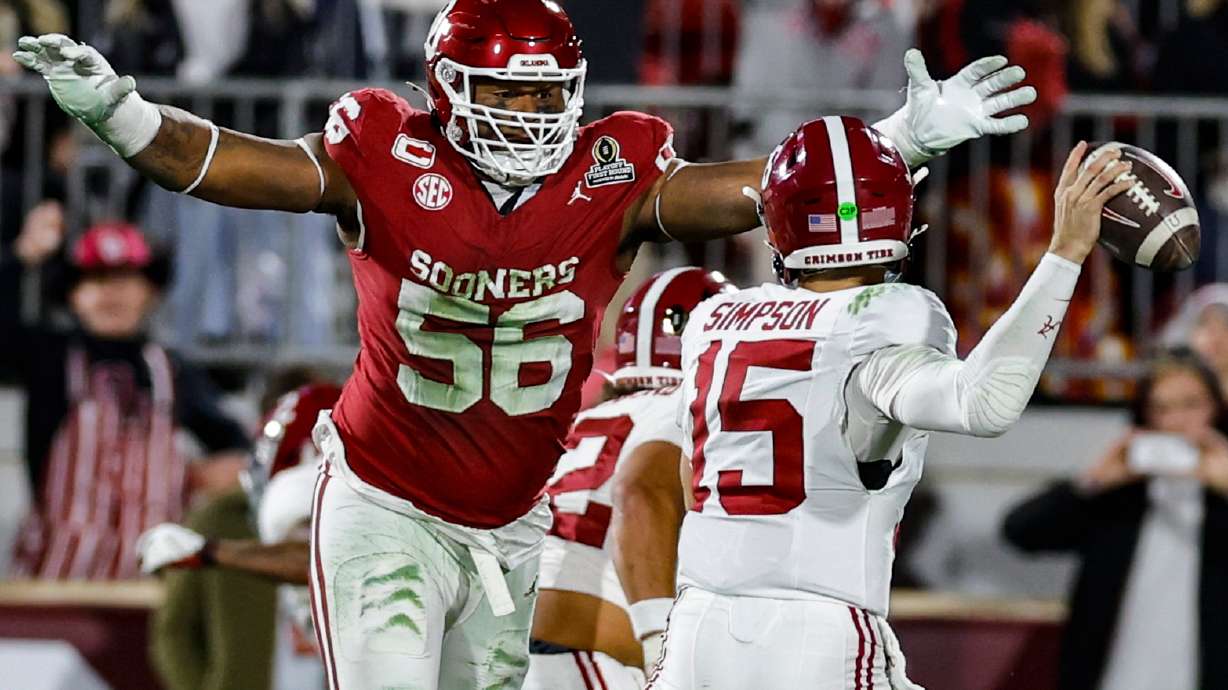 Alabama quarterback Ty Simpson (15) passes against Oklahoma defensive lineman Gracen Halton (56) during the first half in the first round of an NCAA College Football Playoff, Friday, Dec. 19, 2025, in Norman, Okla.