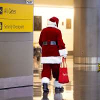 Thieves dressed as Santa, elves raid Montreal grocery store, claim inspiration from Robin Hood