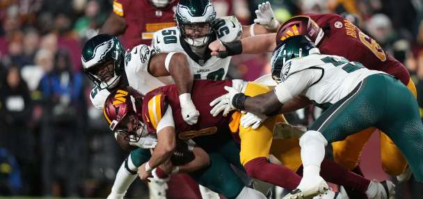 Commanders QB Marcus Mariota leaves game against Eagles with an injured right hand