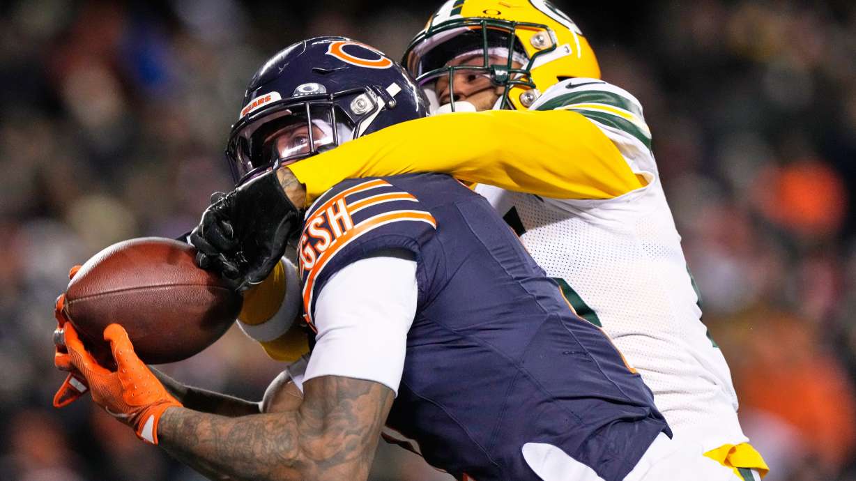 Chicago Bears' DJ Moore catches a touchdown pass with Green Bay Packers' Keisean Nixon defending during overtime of an NFL football game Saturday, Dec. 20, 2025, in Chicago.
