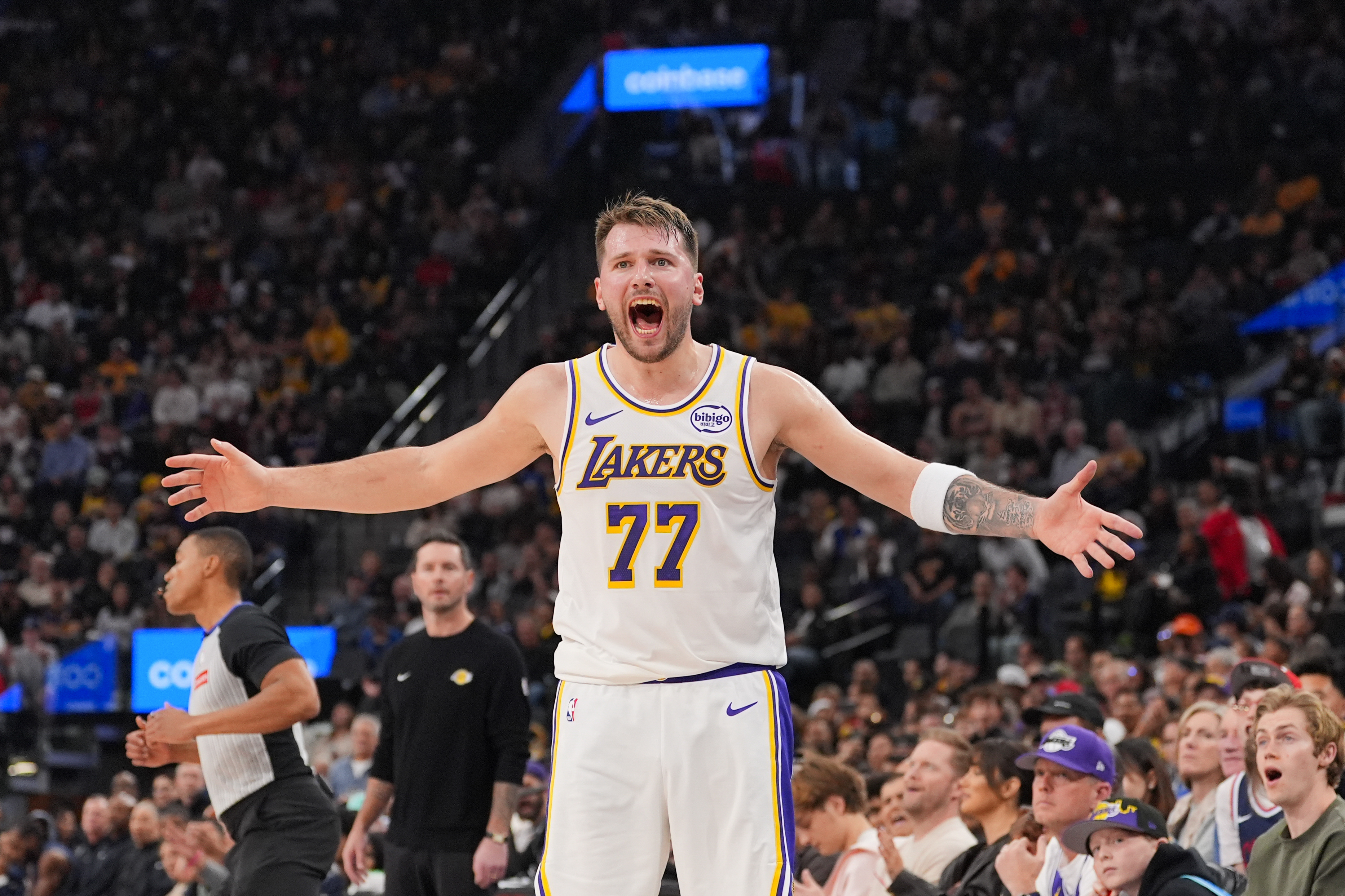 Luka Doncic exits Lakers game with leg injury