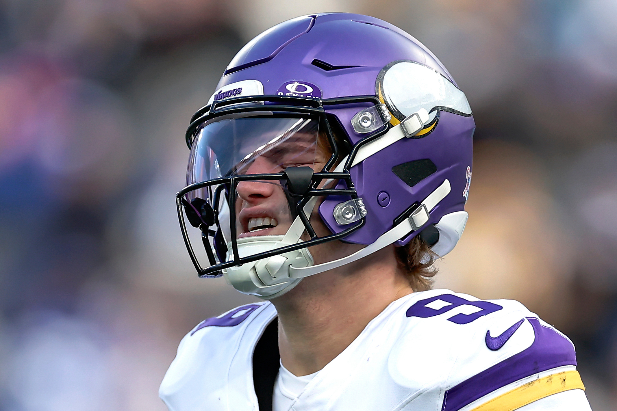 J.J. McCarthy leaves the Vikings' game at the Giants with a right hand injury