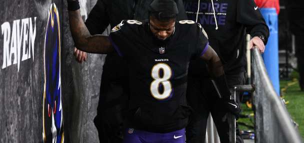 Ravens' Lamar Jackson leaves in the 2nd quarter against Patriots with a back injury