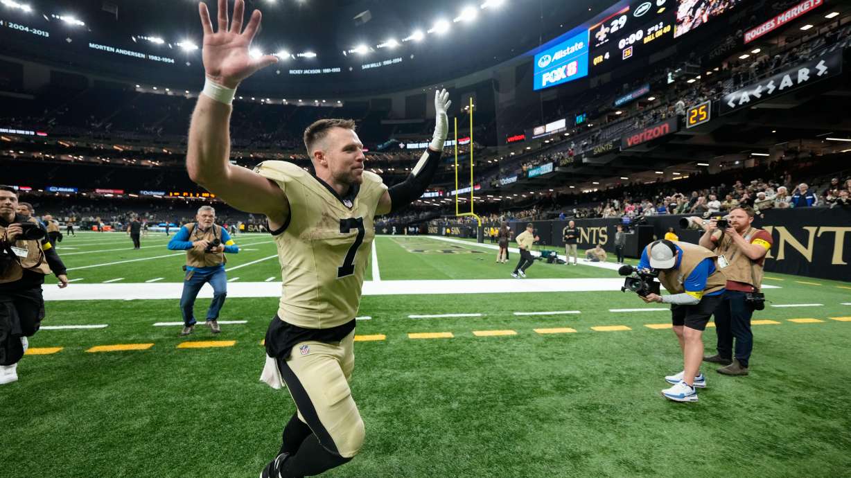 New Orleans Saints tight end Taysom Hill (7) leaves the field after an NFL football game against the New York Jets, Sunday, Dec. 21, 2025, in New Orleans.