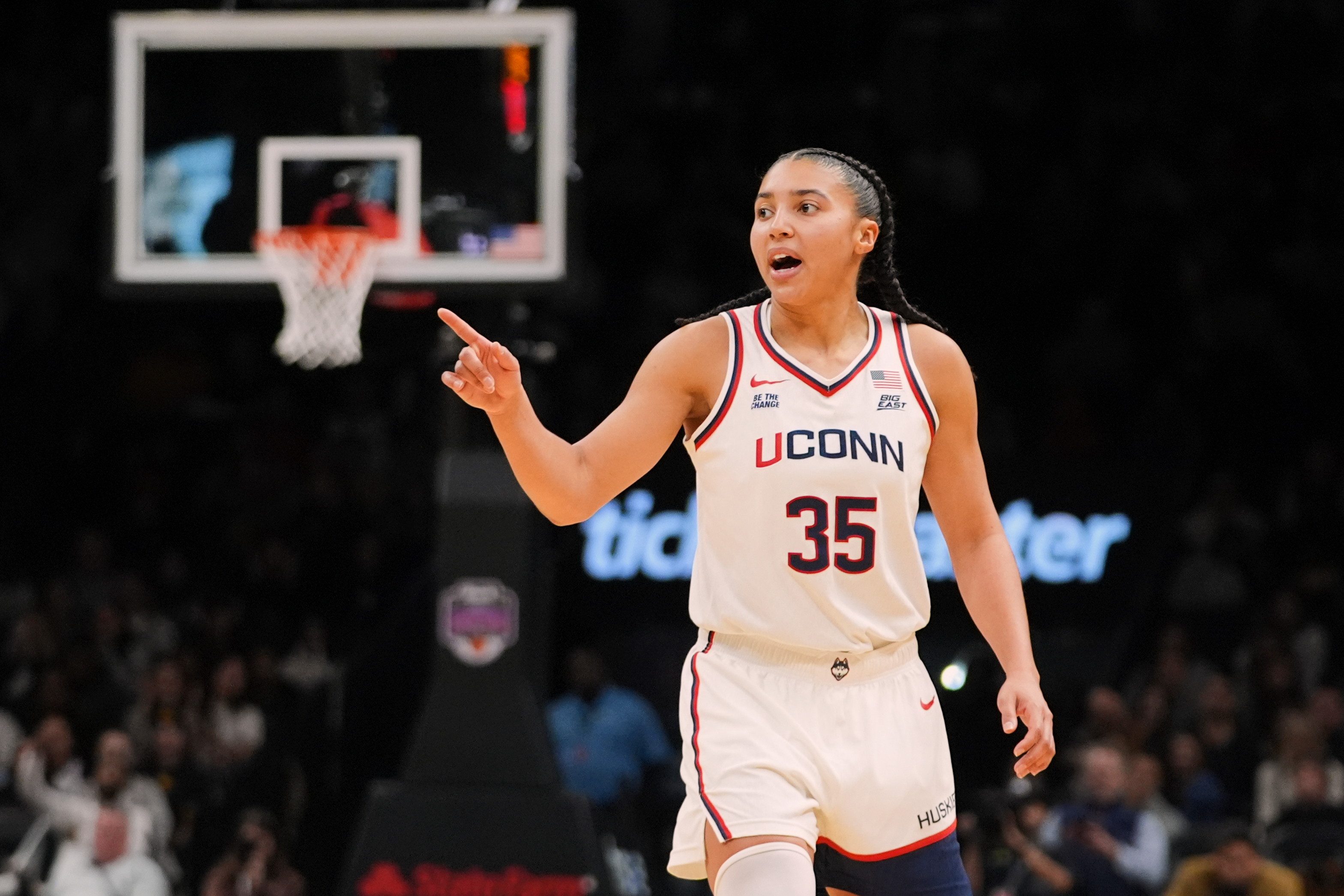 UConn stays No. 1 in women's AP Top 25 poll after rout, Texas, South Carolina, UCLA next
