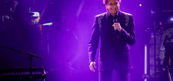 Barry Manilow reveals he has lung cancer
