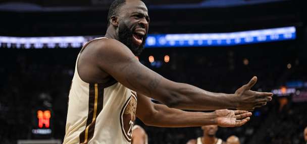 Draymond Green, Steve Kerr have heated exchange in huddle during timeout before Green leaves court