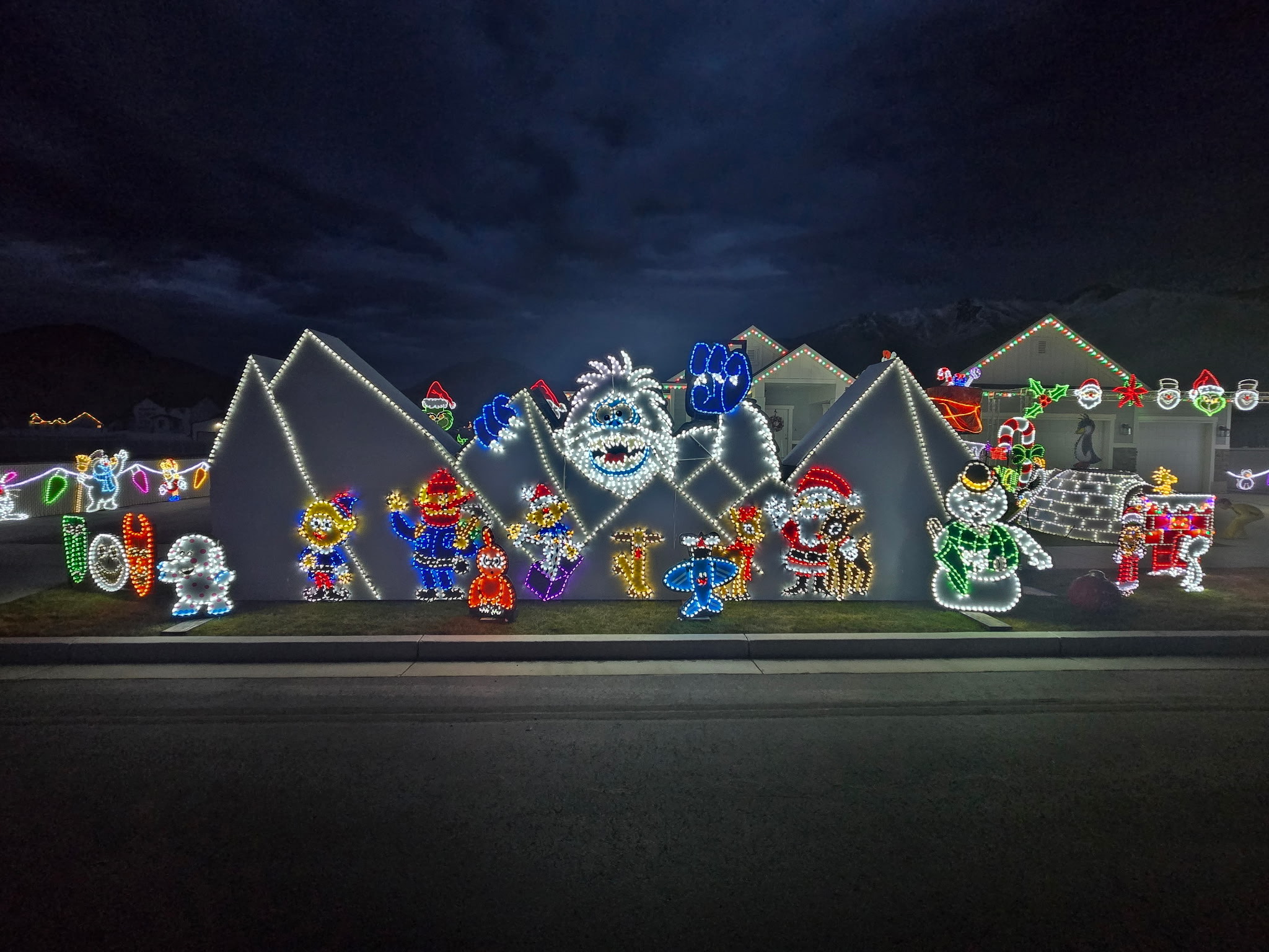 Mapleton man lights homes for people in need during the holiday season