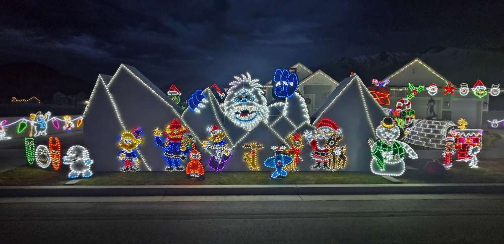 Mapleton man lights homes for people in need during the holiday season