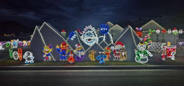 Mapleton man lights homes for people in need during the holiday season