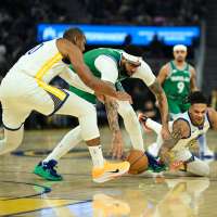 Dallas center Anthony Davis leaves with groin injury