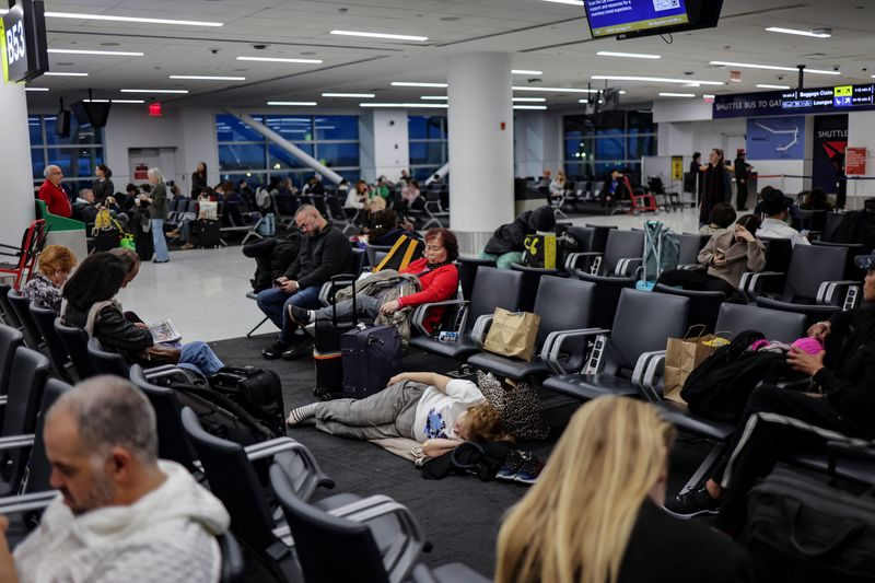 Airlines cancel over 1,000 flights due to winter storm warnings