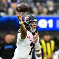 Texans clinch third consecutive playoff berth with 20-16 win over Chargers