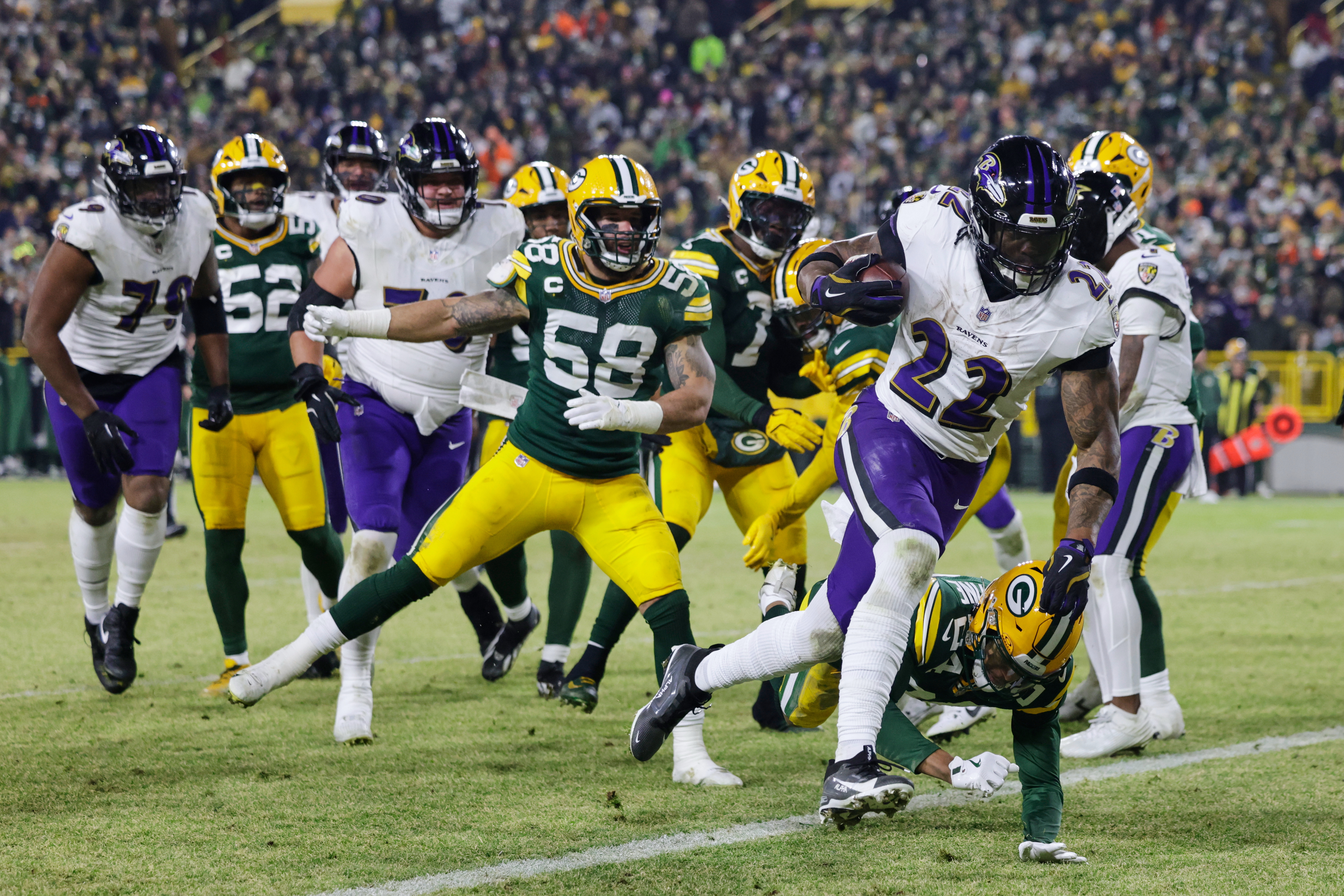 Derrick Henry's virtuoso performance helps Ravens stay alive with 41-24 win over Packers